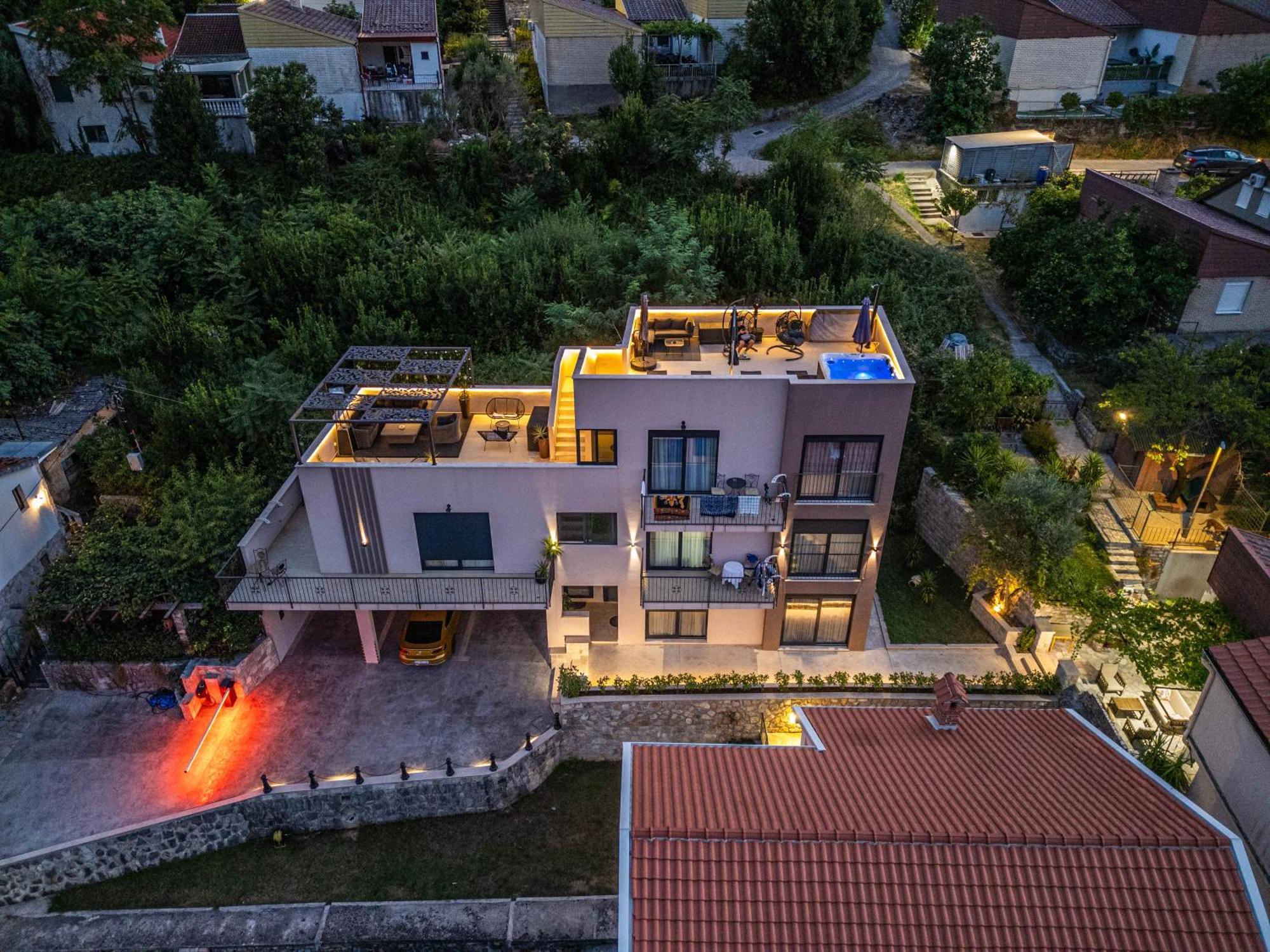 Marea Deluxe Apartments Cattaro Esterno foto