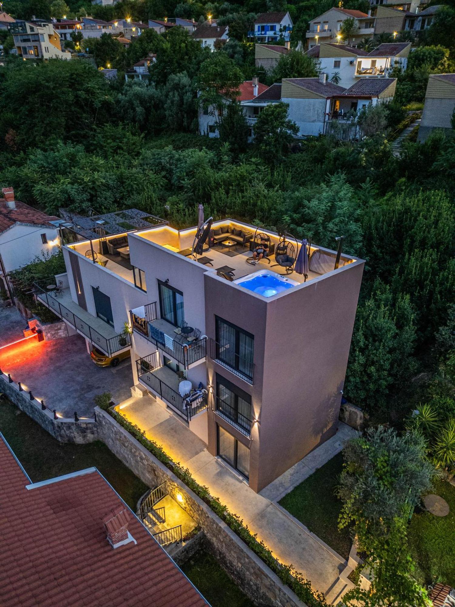 Marea Deluxe Apartments Cattaro Esterno foto
